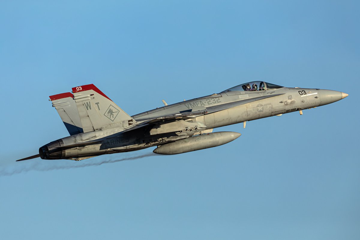 AKM_7D's tweet image. 2025.12.06 厚木基地
VMFA-232 "Red Devils" WT03,WT11,WT06

良い光のなかお隣へ

#厚木基地