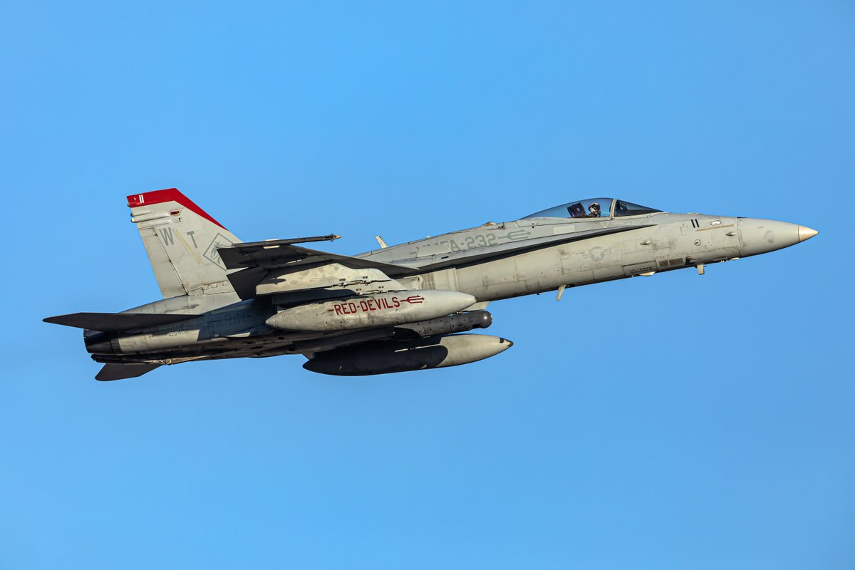 AKM_7D's tweet image. 2025.12.06 厚木基地
VMFA-232 "Red Devils" WT03,WT11,WT06

良い光のなかお隣へ

#厚木基地
