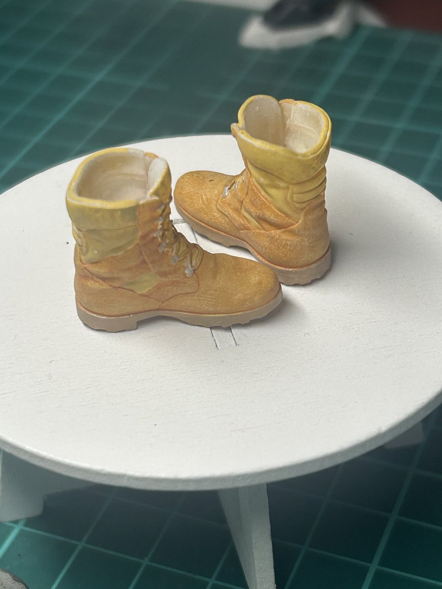 レップ工房製作No21

コンバットブーツ buckskin モデル

以前、<a href="/pL0O9QkPwRgVMAy/">キュクロプス</a> さんのデコマスで製作したブーツをスエード調に表現出来ないか？という事でのチャレンジモデルになりますm(_ _)m
( *>ω•́ ソコソコ出来た感じでしたが、今回はどうでしょう❓
盟友<a href="/hiro_a1975/">しろゆき</a> さん所に嫁入りッス✨️