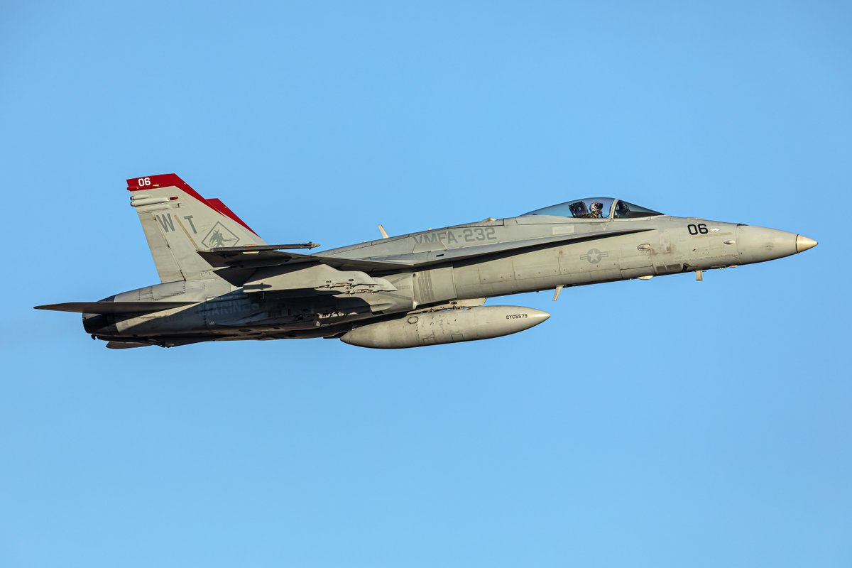 AKM_7D's tweet image. 2025.12.06 厚木基地
VMFA-232 "Red Devils" WT03,WT11,WT06

良い光のなかお隣へ

#厚木基地