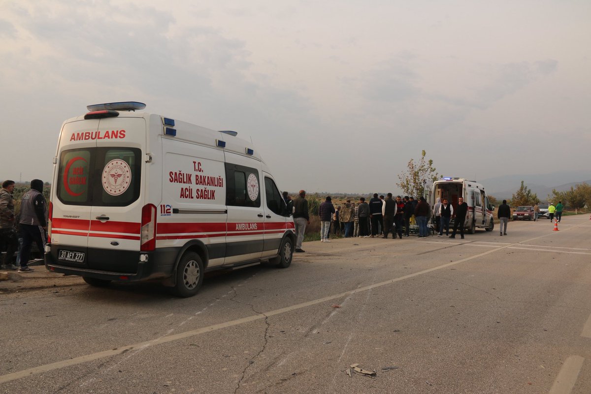 Kırıkhan ilçesinde minibüs ile otomobil çarpıştı 1’i ağır 2 kişi yaralandı #kaza #kırıkhan #hatay