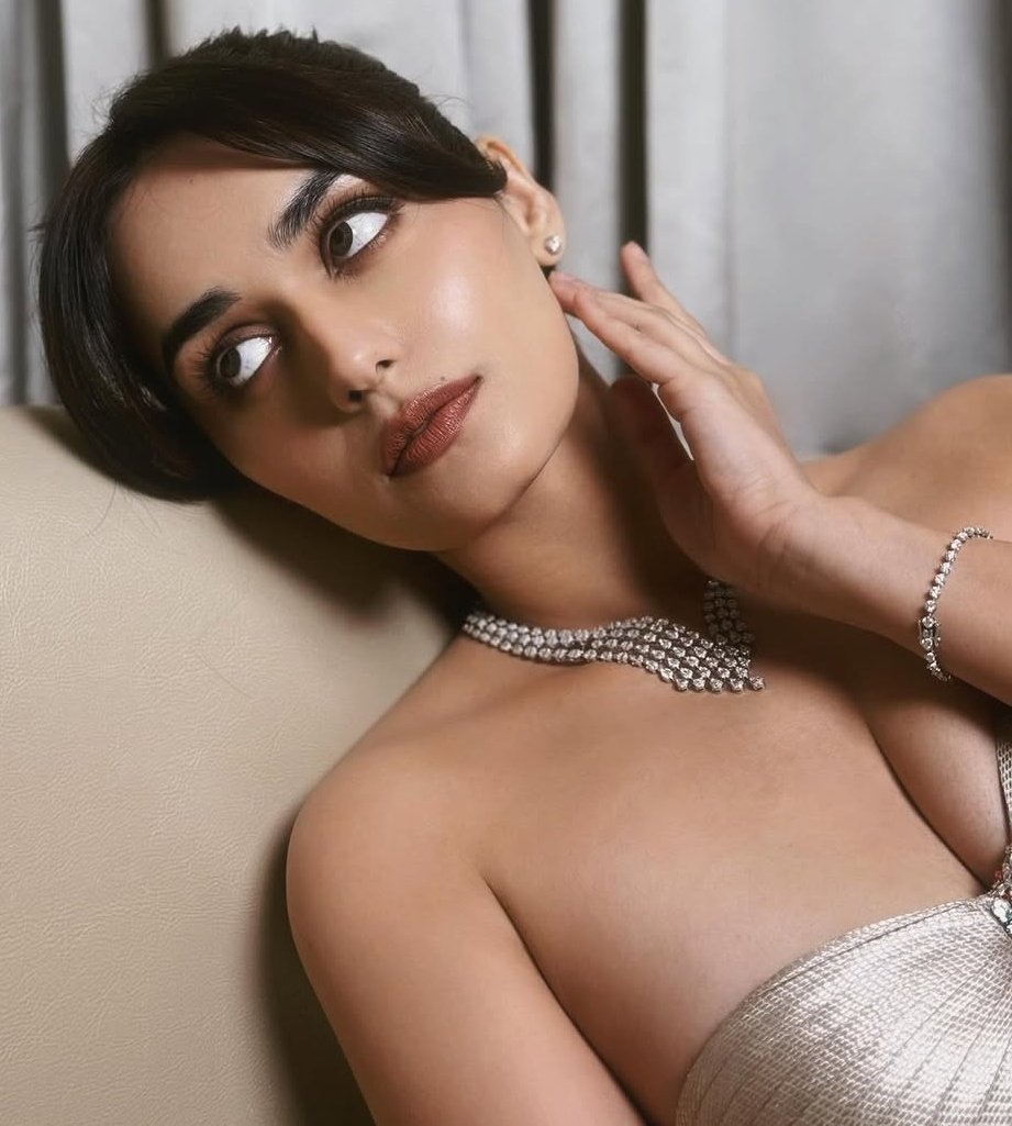 MANUSHI CHHILLAR ❤️‍🔥🥵
She Possesses a timeless elegance and grace that is truly captivating.. ❤️‍🔥🥵