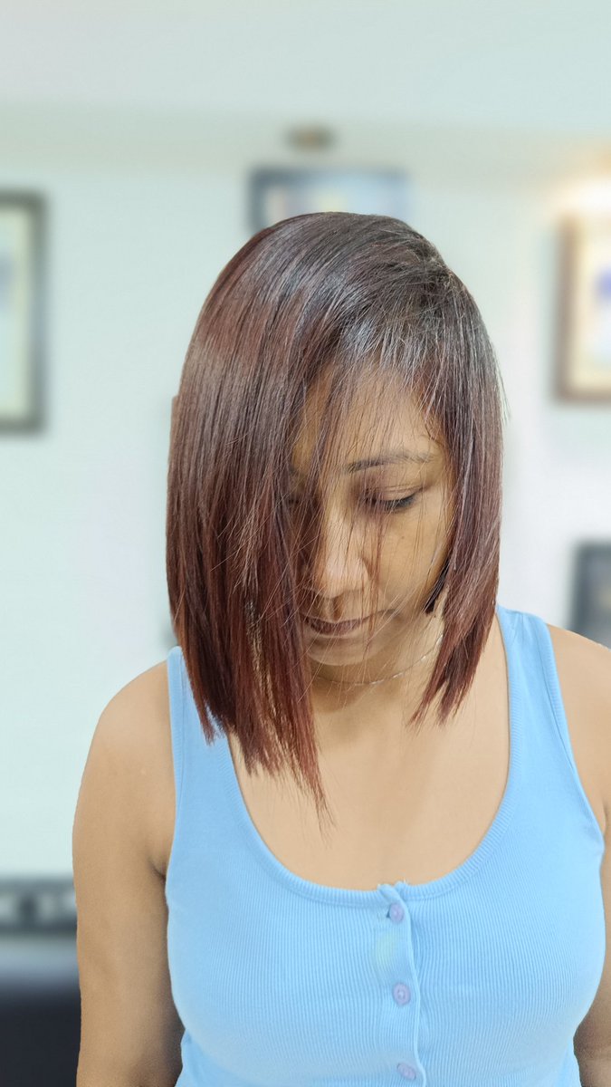 Looking for modern, minimal, and ultra-sleek haircut ideas that turn heads with sophistication? These top sleek bob &amp; straight-line haircuts are trending in 2025 for a reason; they blend precision, style, and polish in every strand.

💇‍♀️ 1. The Precision Bob
Sharp, clean edges