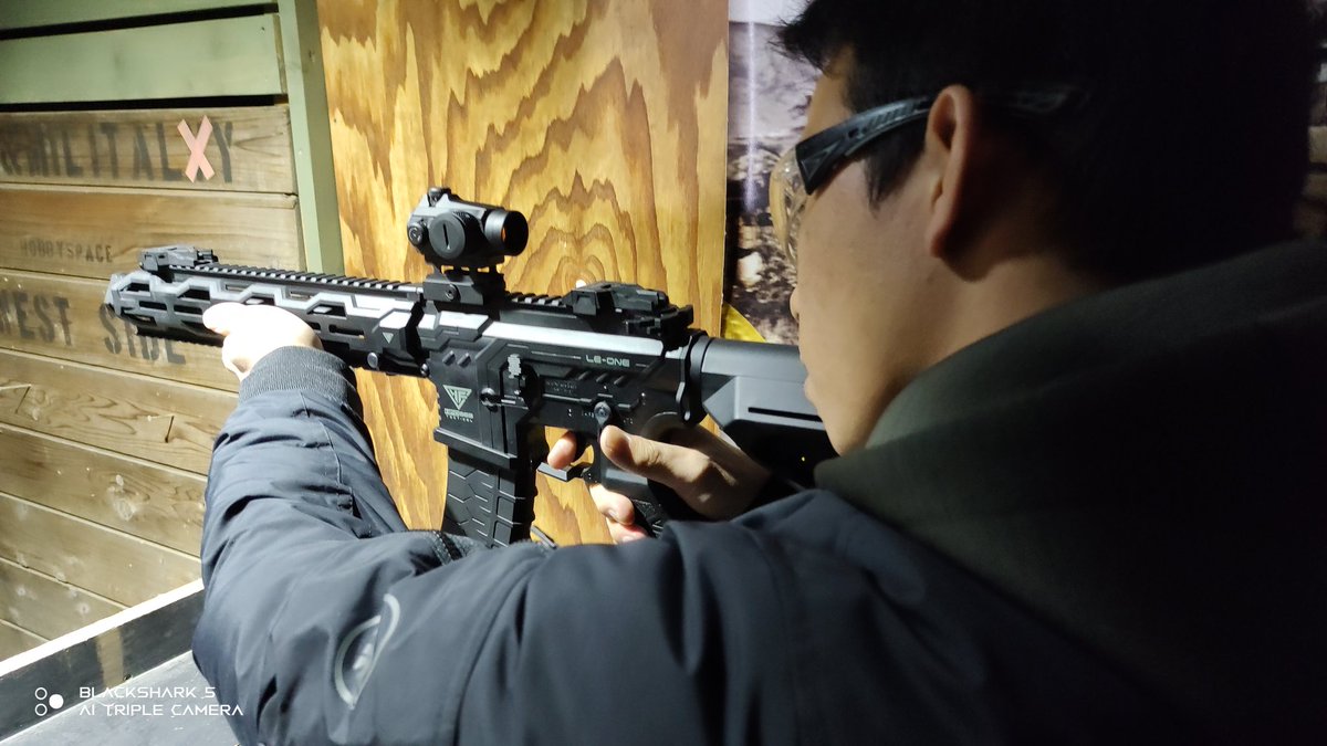 WESTSIDE_army's tweet image. ご購入ありがとうございます！
□HFC Tomahawk
□HFC AEG Spear

見た目、重さ等じっくりご検討され
ご購入下さいました

装備や、今後のサバゲーの話もされていました

ご購入、撮影ご協力
ありがとうございました
#サバゲー #HFC #WESTSIDE