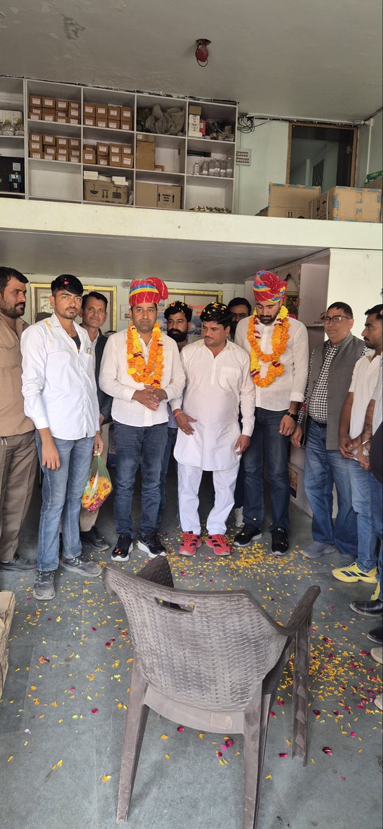ShriramBijarnia's tweet photo. आज शेरगढ़ जाते समय फलौदी में संगठन के जिलाध्यक्ष श्री त्रिलोकाराम जी जाट और उनकी टीम द्वारा स्वागत-सत्कार किया गया !साथ में PCC सदस्य कुलदीप जी पूनियाँ भी मौजूद रहे!! https://t.co/XeoIwWZde5