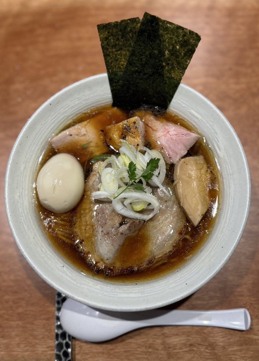 ichi_m51's tweet image. 麺屋さくら井@三鷹
・特上醤油らぁめん2,000円
ほんのり甘みに醤油のコク
醤油を2種類増やしたみたいで
移転当初の醤油のキレというより
色々とバランスが良くなった感じ
日々の努力の賜物ですね
いやマジで美味くなってました！
来週から提供予定のつけ麺も
だいぶ変わったとの事で楽しみです！