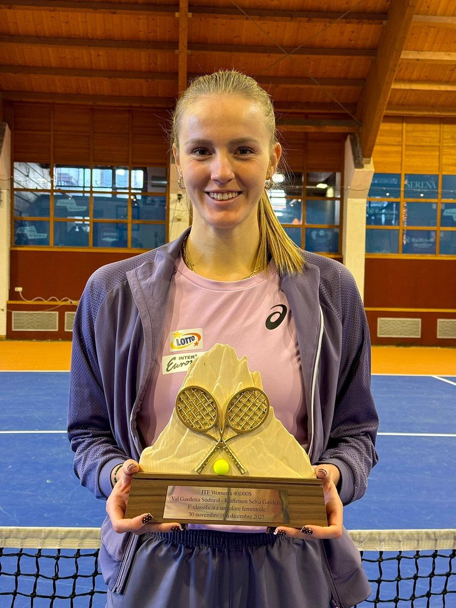 SzymiPrzybysz's tweet photo. Największy tytuł w karierze i awans na 308. miejsce w rankingu WTA ✅

Martyna Kubka ponownie udowodniła, że w warunkach halowych jest zawodniczką, której nie chce się trafić w turniejowej drabince.

Znakomity serwis, olbrzymia siła, solidna głębokość piłki i rywalki momentami były bezradne.

Pozycja startowa do ataku na przyszłoroczne eliminacje wielkoszlemowe coraz lepsza, ale to jeszcze nie koniec sezonu dla Polki. 

Już jutro poleci do Egiptu na ITF W35 w Szarm-el Szejk.

BRAWO! 👏

#czasnatenis
