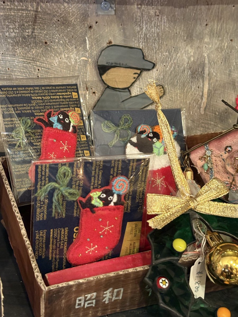 uedamisomiso's tweet photo. #ニヒル牛　#ノスタルジッククリスマス　一つだけですが納品してきました。今、昭和物流センターには3点のブローチがあります。 https://t.co/83khZfHhvS