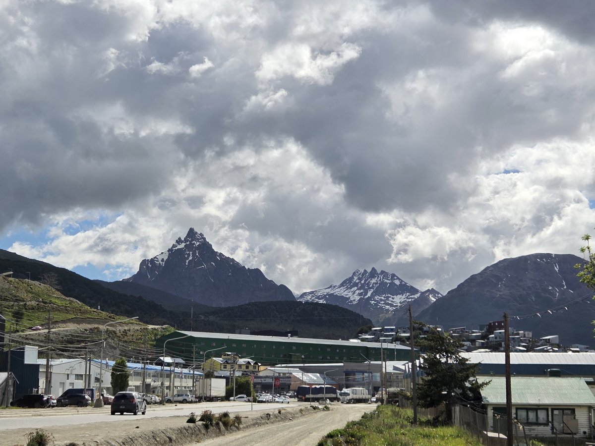 Гора Мать и сразу за ней - гора 5 братьев (sinco hermanos). Мы таки дошли до молла, но ничего не купили... Я хотел непромоксемый рюкзак (dry bag) и камеру DJI osmo. Хрен там. Осмо стоит 900 баксов (в три раза дороже), а драй бэкпак - 300 баксов... 😫
