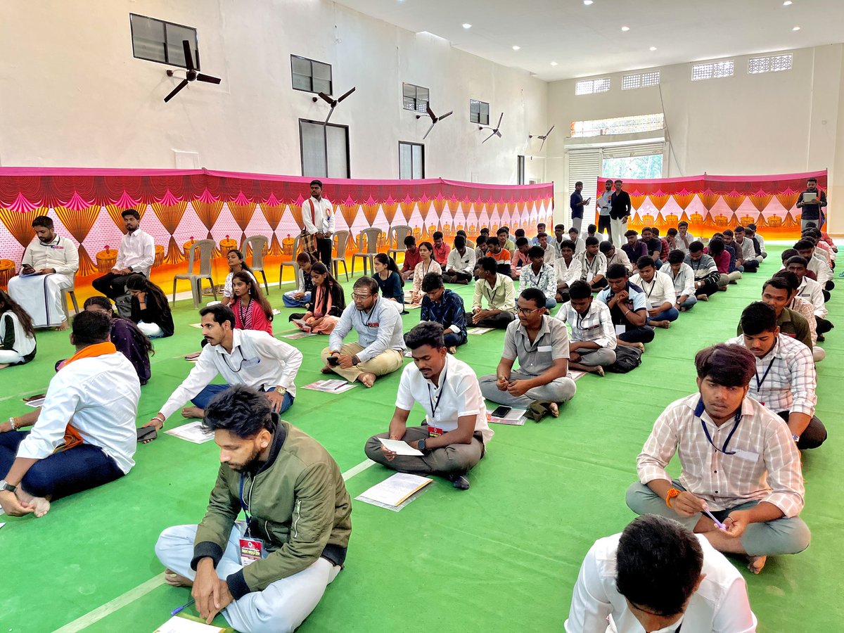 ಲಕ್ಷ್ಮೇಶ್ವರ ನಗರದ ಬಿಸಿಎನ್ ಪಾಲಿಟೆಕ್ನಿಕ್  ಸಭಾಂಗಣದಲ್ಲಿ ನಡೆಯುತ್ತಿರುವ ಎಬಿವಿಪಿಯ ಧಾರವಾಡ ವಿಭಾಗ ಅಭ್ಯಾಸ ವರ್ಗವನ್ನು ಎಬಿವಿಪಿಯ ರಾಜ್ಯ ಕಾರ್ಯದರ್ಶಿ ಹಾಗೂ ಕೇಂದ್ರೀಯ ಕಾರ್ಯಸಮಿತಿ ಸದಸ್ಯರಾದ ಶ್ರೀ ಸಚಿನ ಕುಳಗೇರಿ ಅವರು ಉದ್ಘಾಟಿಸಿದರು.
#abvpkarnatakanorth #abvp #abhyasvarga2025