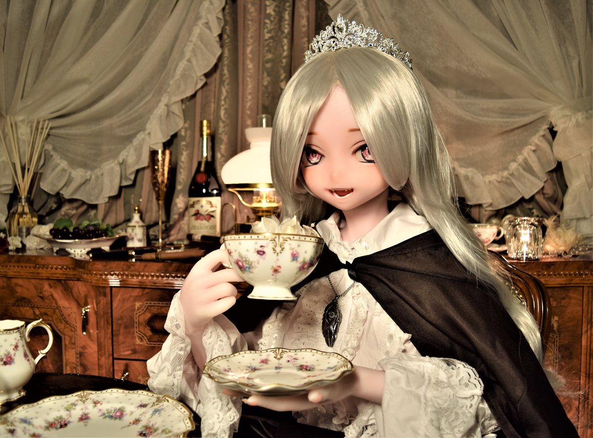 oBONPU2o's tweet photo. 等身大ドールちゃんの写真を不定期に上げています
ドール、ティーウェア、アンティーク調、クラシカル
そういうものが好きな人、見てって下さい(*´з`)
ドールちゃんは
AotumeDollの国より
お嬢こと、メルヒェム　グランシェール
Elsababeの国より
姫こと、レメス　ヨール　エスカーナ
の二人✨ https://t.co/jbwg8cyt0S