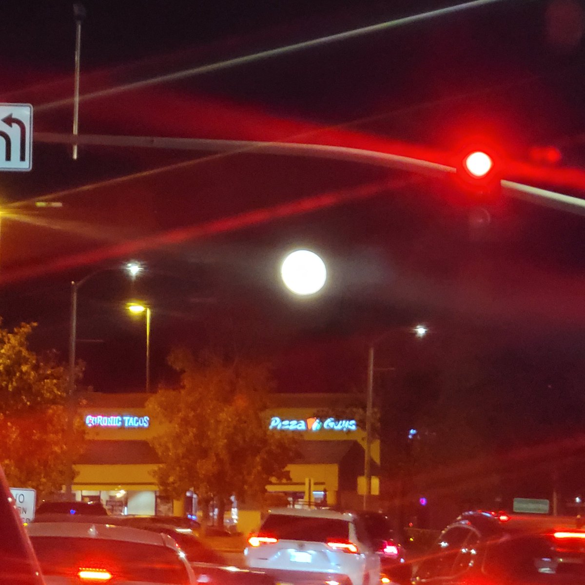 NAOTANI_7's tweet photo. 今年最後のスーパームーン🌕
圧倒的な大きさ
また来年会おうね https://t.co/Em2xu66Dgh