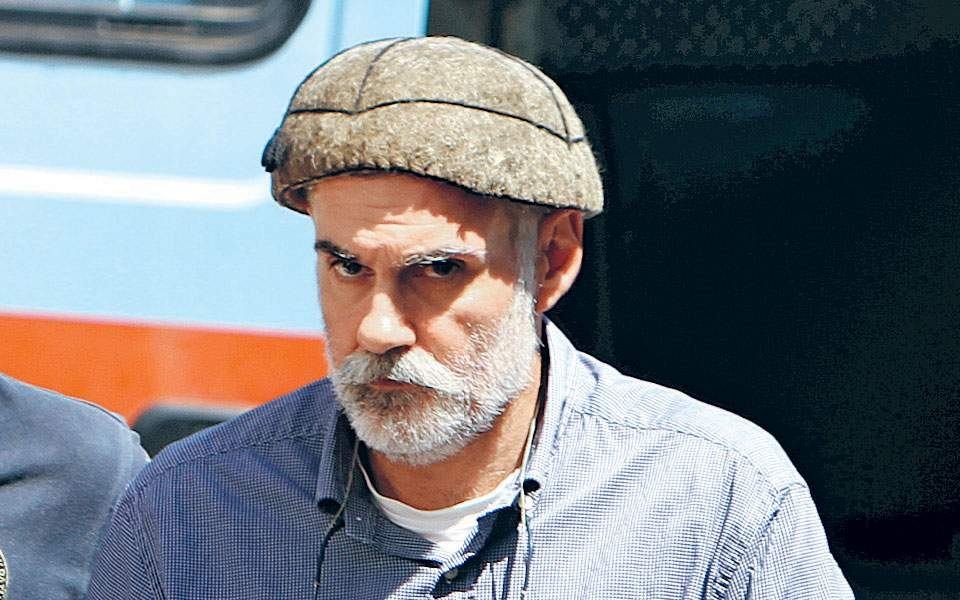 AretiAthanasiu's tweet photo. Αν ζούσε σήμερα ο Αλέξης Γρηγορόπουλος, θα ήταν 30 χρονών. Δεν ζει όμως. Το νήμα της ζωής του το έκοψε με μια σφαίρα ο ειδικός φρουρός Επαμεινώνδας Κορκονέας στις 6 του Δεκέμβρη του 2008, στα Εξάρχεια. Τον σημάδεψε απλά και τον εκτέλεσε... 
Ηταν μόλις 15 χρονών.
Ο Αλέξης είναι στο χώμα αλλά Ζει - και θα Ζει - σε χιλιάδες καρδιές και ο συνομήλικος τότε φίλος του, ο Νίκος Ρωμανός, που σήκωσε στους αδύναμους ώμους του το φέρετρό του, είναι στην φυλακή, κατηγορούμενος ��ς "τρομοκράτης" με μοναδικό στοιχείο μισό αποτύπωμα σε πλαστική σακούλα.
Αυτή είναι η Ελλάδα, εν περιλήψει.
