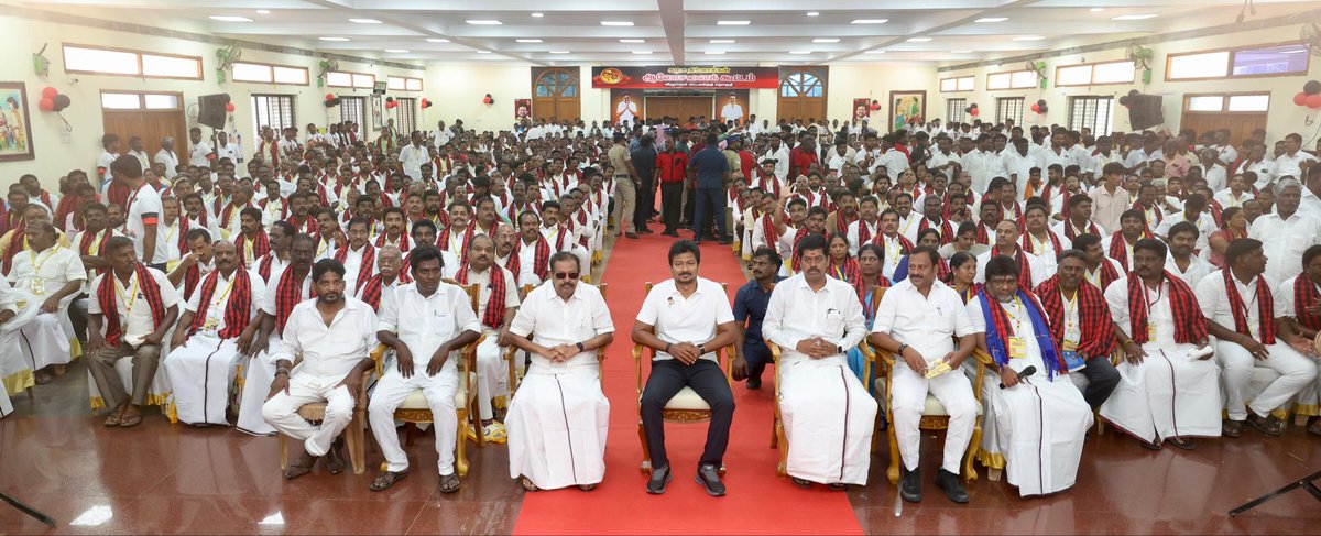 விழுப்புரம் மத்திய மாவட்டக் கழகம் விழுப்புரம் சட்டமன்றத் தொகுதி கழக நிர்வாகிகள், அணிகளின் நிர்வாகிகள் - பூத் கமிட்டி பொறுப்பாளர்கள் அனைவரையும் சந்தித்து கலந்துரையாடினோம்.

பாசிச சக்திகளும் அடிமைகளும் செய்யும் சூழ்ச்சிகளை பெரியாரின் கொள்கையோடும் - அண்ணாவின் அறிவோடும் - கலைஞரின்