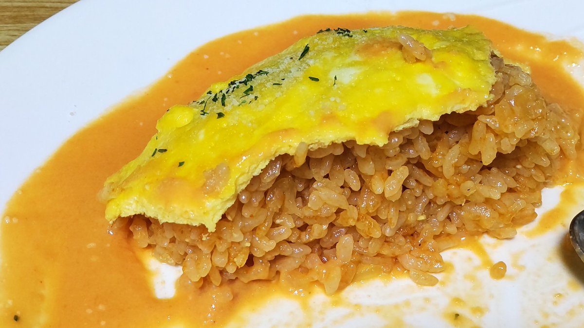 オムライス、海老のビスク風ソースかけ。
いただいてます。🍴🙏

感想
ファミレスのと比べると海老感が少ない。
卵 もう1個プラスしても良かった。
そして卵焼きがすぐ冷めるのは何故？

でもまぁ、それなりに美味しい。😋🍴💕
炊飯器でチキンライス作るのって簡単で良いね。