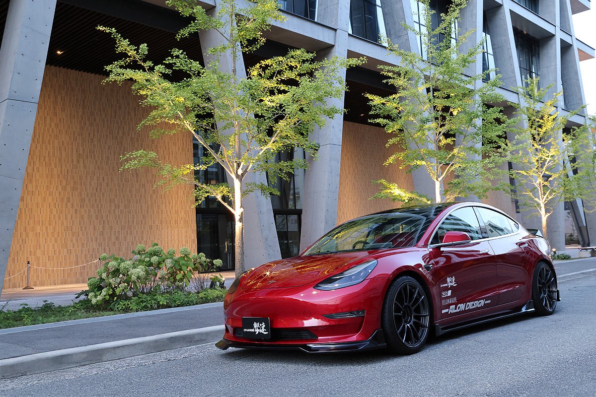 gekisoku_charge's tweet photo. CHARGESPEED 新型エアロ発売開始⚡️
TESLA Model 3に力強さをプラス“アーバンマッシブスタイル”。
都会的で洗練されたEVに、力強い存在感を。装着画像はホームページまで!
#ChargeSpeed #Tesla #Model3 #エアロ #EVカスタム https://t.co/06HysUjLAb