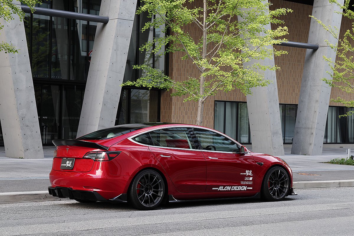 gekisoku_charge's tweet photo. CHARGESPEED 新型エアロ発売開始⚡️
TESLA Model 3に力強さをプラス“アーバンマッシブスタイル”。
都会的で洗練されたEVに、力強い存在感を。装着画像はホームページまで!
#ChargeSpeed #Tesla #Model3 #エアロ #EVカスタム https://t.co/06HysUjLAb