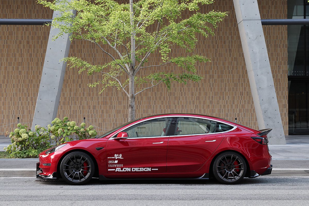 gekisoku_charge's tweet photo. CHARGESPEED 新型エアロ発売開始⚡️
TESLA Model 3に力強さをプラス“アーバンマッシブスタイル”。
都会的で洗練されたEVに、力強い存在感を。装着画像はホームページまで!
#ChargeSpeed #Tesla #Model3 #エアロ #EVカスタム https://t.co/06HysUjLAb