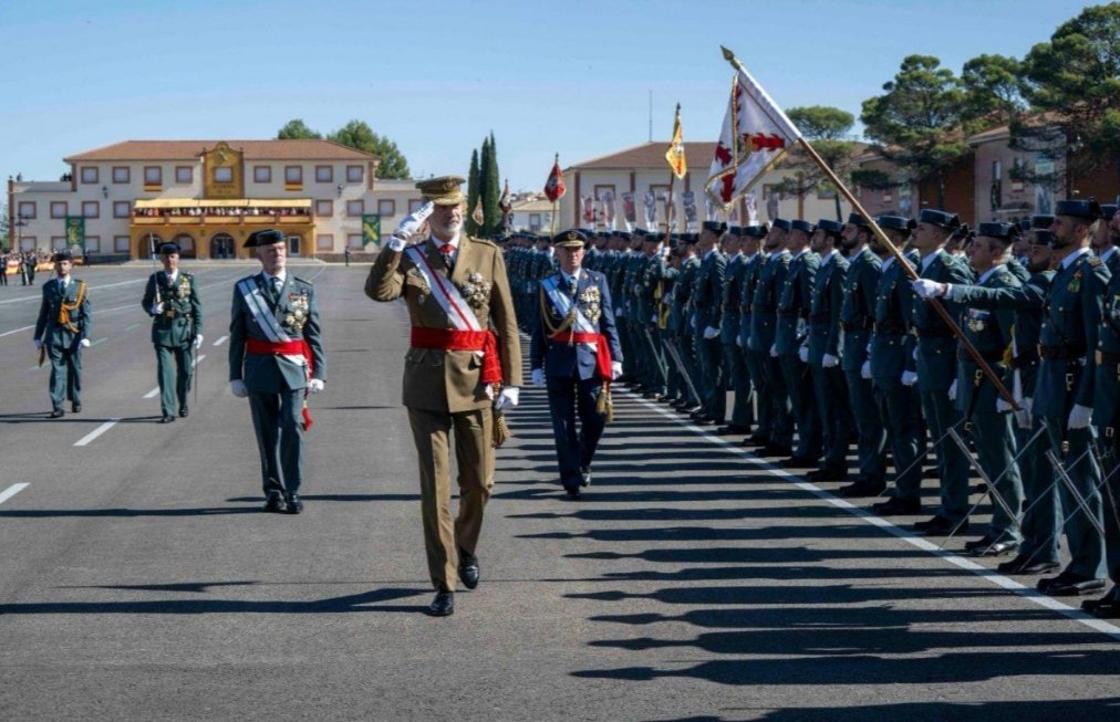 Feliz Día de la #Constitución 🇪🇦

Para un guardia civil, el mayor honor es servir a España con lealtad, sacrificio y ejemplaridad.

Lo grave no está en quien cumple, sino en quienes desde la política llevan décadas vulnerando el artículo 14 y olvidando la igualdad ante la ley: La