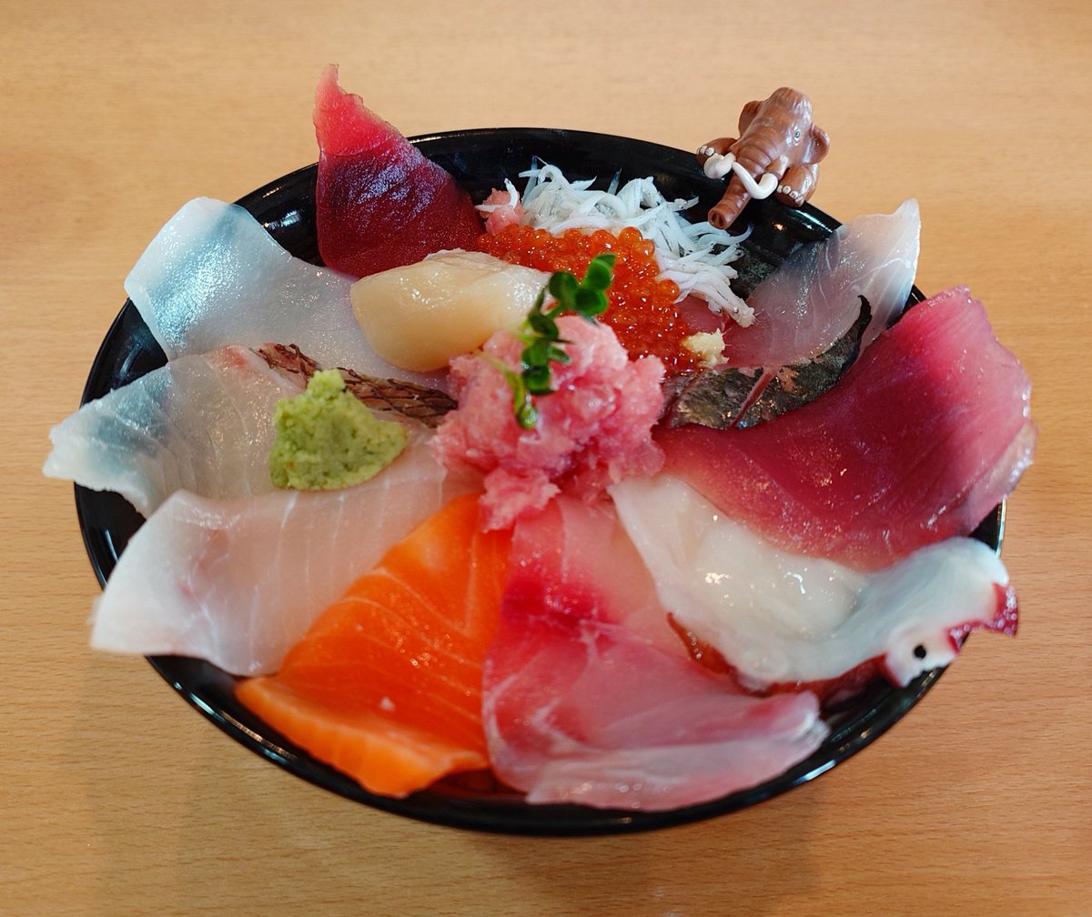 kossy_vtec's tweet photo. 海鮮丼、頂きマンモス🦣

#那珂湊おさかな市場
#まかない丼
#頂きマンモス https://t.co/M4u7l9Vo70