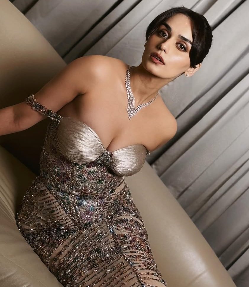 Sensually Hot 🔥 🥵 
MANUSHI CHHILLAR