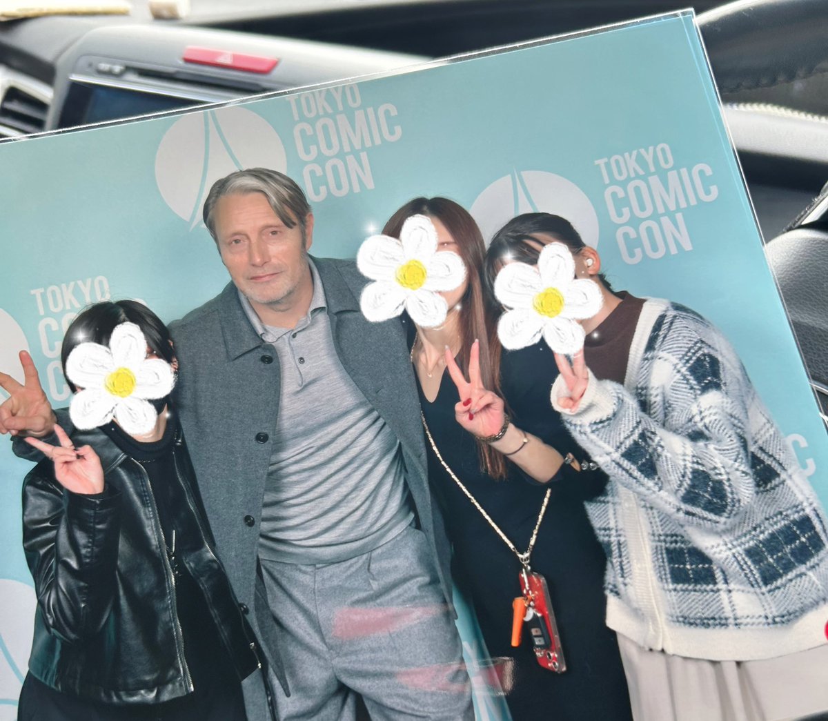 NAIL221B's tweet photo. 今日は次女ちゃん3女ちゃんと
東京コミコンへ😊💕︎💕︎
マッツ・ミケルセンとの撮影会
ガッツリお肉ランチ
ノーマン・リーダスを肉眼で見る
コスプレに目を奪われるetc.....

濃い3時間でした✨️

 #東京コミコン
 #マッツ・ミケルセン
 #幸せ https://t.co/4ZznpYW4Ha