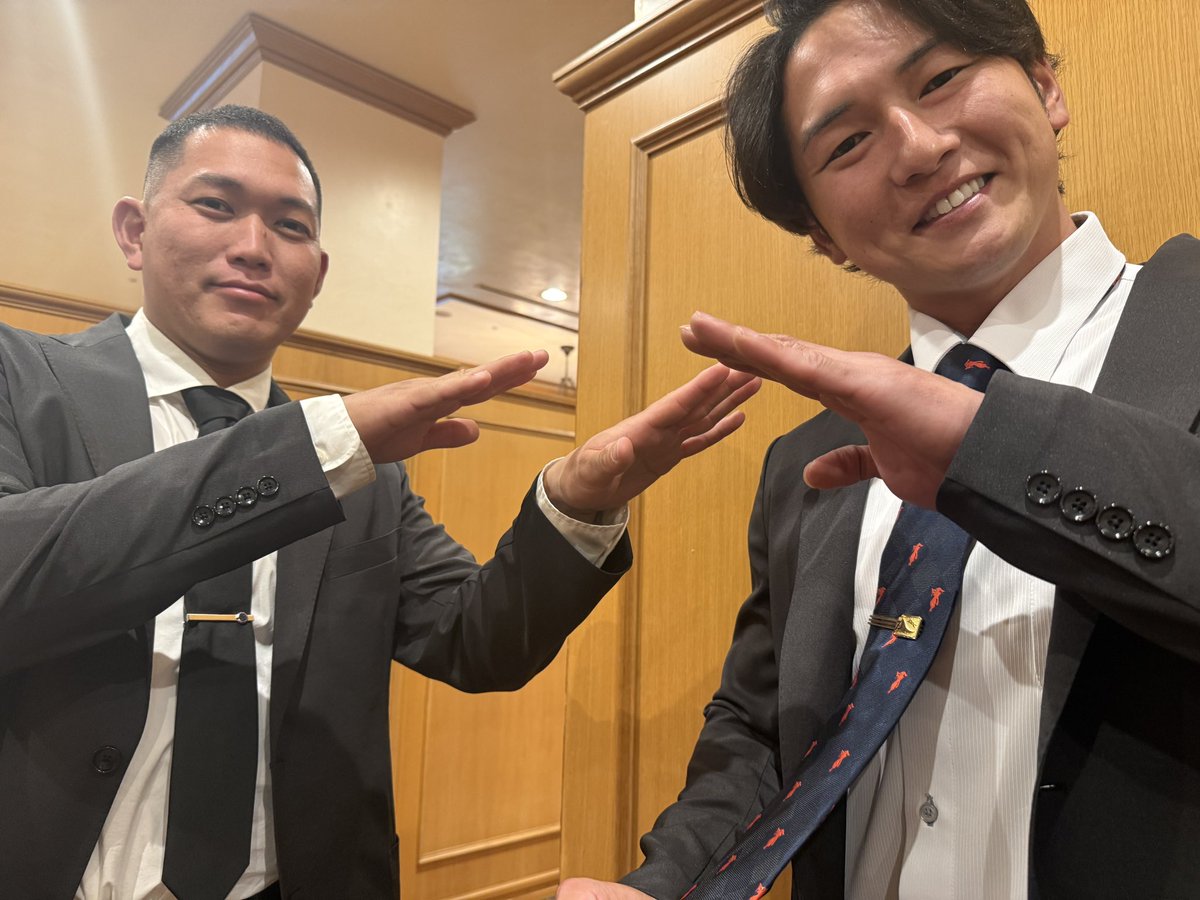 chibalotte_pr's tweet photo. 野球教室後、スーツに着替えてファンとの交流会に参加する #立松由宇 選手と #廣畑敦也 投手。
立松選手のネクタイは「チーバくん柄」で千葉愛を感じますね。
#chibalotte #広報 https://t.co/LkdQa8zhuT