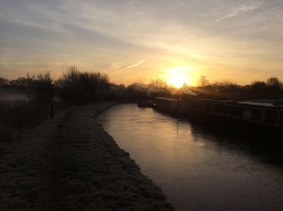 retired_tom's tweet photo. My photos from #December 2017
#iPadPhotos
#CanalRiverTrust #OxfordCanal #NellBridge #Bridge #LiftBridge #Narrowboat #Sunrise #Reflections #GoldenHour
#Canals & #Waterways can provide #Peace & #calm for your own #Wellbeing #Lifesbetterbywater #KeepCanalsAlive https://t.co/oXeq5Wz6X6