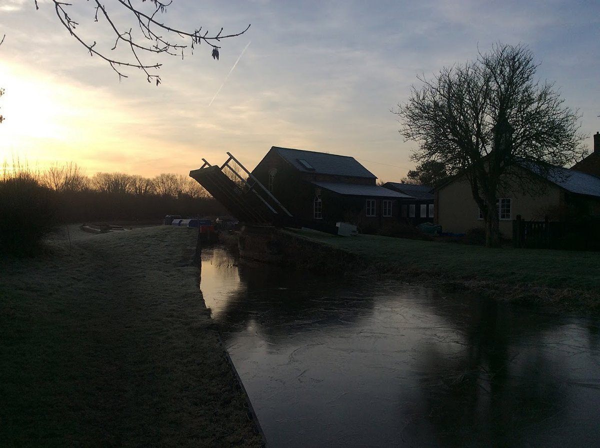 retired_tom's tweet photo. My photos from #December 2017
#iPadPhotos
#CanalRiverTrust #OxfordCanal #NellBridge #Bridge #LiftBridge #Narrowboat #Sunrise #Reflections #GoldenHour
#Canals & #Waterways can provide #Peace & #calm for your own #Wellbeing #Lifesbetterbywater #KeepCanalsAlive https://t.co/oXeq5Wz6X6