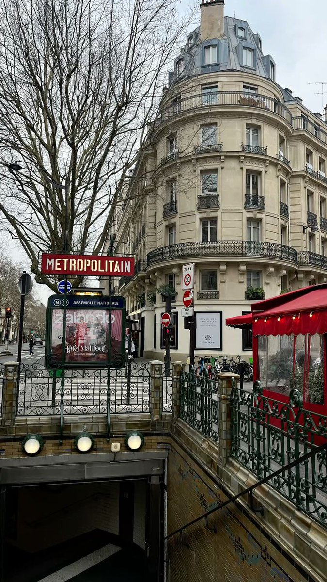 The specific station is "Assemblée Nationale".