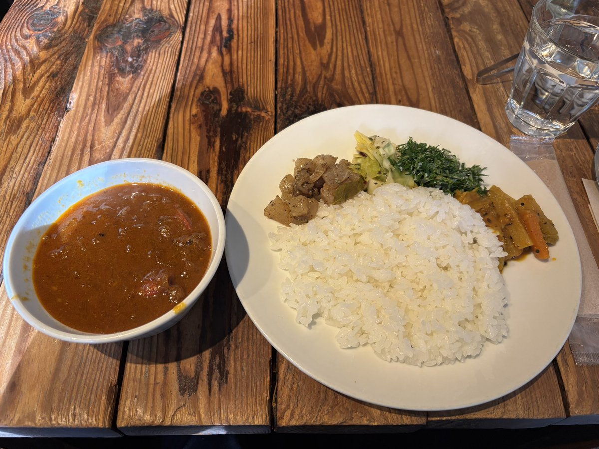 isseyfun's tweet photo. ずーーーーっと行きたいと思いながら行けてなかったあの民王のロケ地、スパイスカフェにやっと行けました!!!!
もう外も中も民王の世界すぎて最高だった!!
カレーもめちゃくちゃ美味しくて本当に来れてよかったです🥹
#民王
#tamiou
#高橋一生 https://t.co/MDSzQcxExY