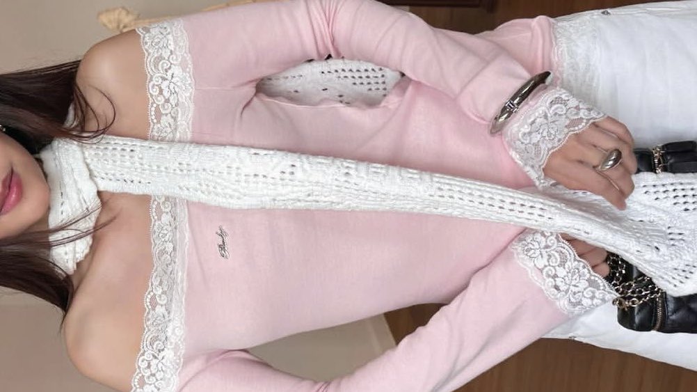 sonhosaurus's tweet image. คอลใหม่ของ rudyy น่ารักอีกแล้ววว💌 เป็นปาดไหล่ ดีเทลลายลูกไม้ ดีไซน์สวยมากอ่ะ ทำถึงทุกคอล มีความเซกซี่นิดๆด้วยย🎀🐈🌟