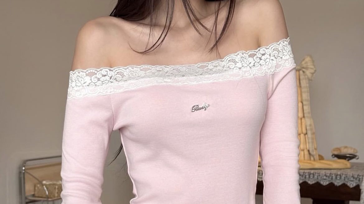 sonhosaurus's tweet image. คอลใหม่ของ rudyy น่ารักอีกแล้ววว💌 เป็นปาดไหล่ ดีเทลลายลูกไม้ ดีไซน์สวยมากอ่ะ ทำถึงทุกคอล มีความเซกซี่นิดๆด้วยย🎀🐈🌟