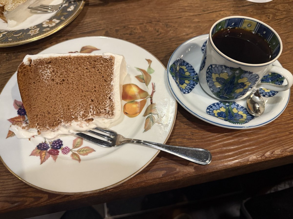 145magazine_jp's tweet photo. 割と、僕は喫茶店をこよなく愛していて。

いくつか「ここは外さない」という店があるんだけど、その一つが「茶亭 羽當」。

そこをさらっと「軽く話しません？」と選んでくれたのが、Daiを退職する鵜飼さんだった。流石っす、やるねぇ👍

この店、いいんです。一人ひとり違う器、少しダンディな店の雰囲気。
��ういう空気の中で話すと、不思議と会話が弾む。

でね、話していて思ったのは、鵜飼さんは物事を俯瞰して考える方なんだということ。

その象徴が、デジタル導入のときによく語られる「業務効率化」についての話だった。
本来これは、誰のためにやるものなのか？って話なのさ。

企業にシステムを入れれば、確かに業務はスッキリする。
現場からも「楽になった」「助かった」と声が上がる。
でも──最終的に、その業務を担当していた人たちが全員クビになることがある。

効率化そのものは悪じゃない。必要な場面は多い。
だけど「人がいらなくなる構造」だけが先に走れば、
結局は資本家だけが喜ぶ効率化になってしまう。

そんな気づきをくれた。

売り込むだけでなく、そこで働く人が行き先を失わない仕組みと、
人の置き場所のデザインをセットで考える“思いやり”が必要なんだよね。

珈琲のようにこういう深く、濃厚な話が多くて、結構盛り上がった。

ともかく──
技術が進歩しようとも、優しく思いやれる世の中でありたいよね。

次なるステージでも、さらなるご活躍を期待して。