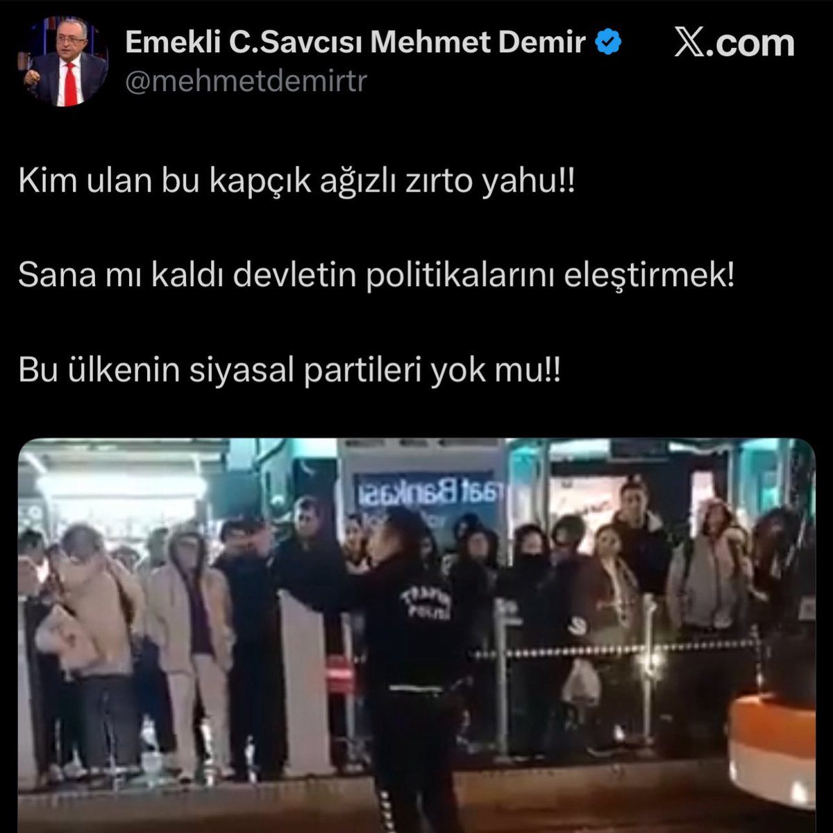 Yahu şu herifin Ağzı açık kalan rögar kapağı. Bildiğiniz vidanjör. "Kapçık ağızlı" diyor, nesin sen Cumhuriyet savcısı görünümlü Sulukuleli klarnetçi Bayram mı?
Ekranlar da tehdit, twitter da küfür. Ne kadar terbiyesiz, edepsiz bir canlısın be sen. Makamın yüz karası, git