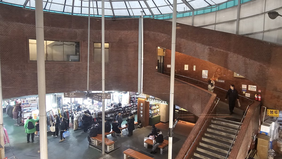 스타벅스 광장마켓점. 광장시장에 이런 곳이 있었구나. 
오늘 이사할 집 벽지도 골랐고..
이제 한 달동안 짐을 줄이고 줄이자.