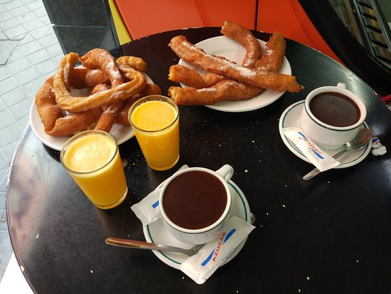 parasitoahorro's tweet photo. Desayuno en Barcelona:

🥐Churros Glassé: 9€ 
🍊Zumito naranja: 4€ x 2 = 8€
🍫Tazón Chocolate: 4€ x 2 = 8€
🔳Suplemento Terraza: 1.25€  

🔴TOTAL: 26.25€ 

Menos mal que pagaba mi amigo.

Yo me hubiera traído agua de casa y listo. https://t.co/W3lDxBTLls