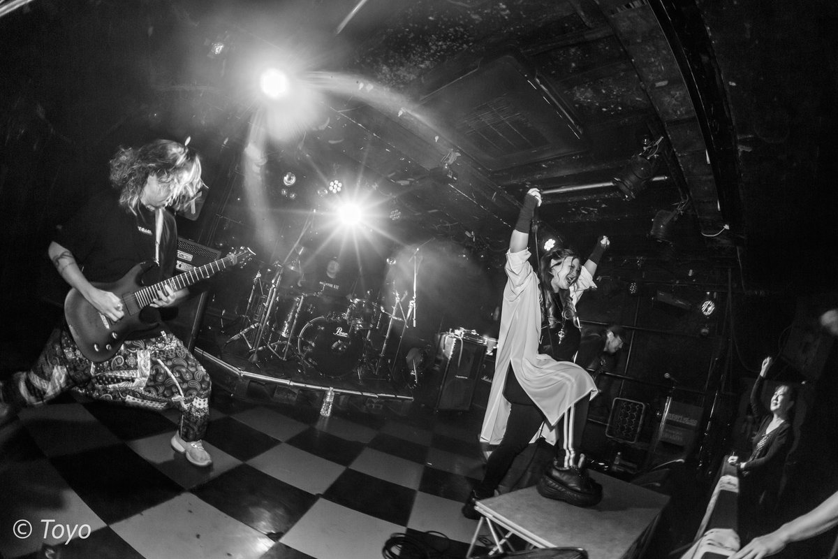 お次のライブは16日（火）
新宿ANTIKNOCK
⏰18：00〜出演‼️

サポートは🎸Tyraさん<a href="/t_tyra69/">Tyra@TheNumberZero</a> 
🎸Kojiさん<a href="/SUNLITRAINbass/">Kouji-Tani 糀谷拓也</a> 
🥁<a href="/newbreedmark/">Mark（Drums/Percussion)</a> 
です！

12月2本目のライブ、ぶちあげていきたいっ！飛び込み参戦も可能ですのでぜひご連絡お待ちしてます☺️🔥