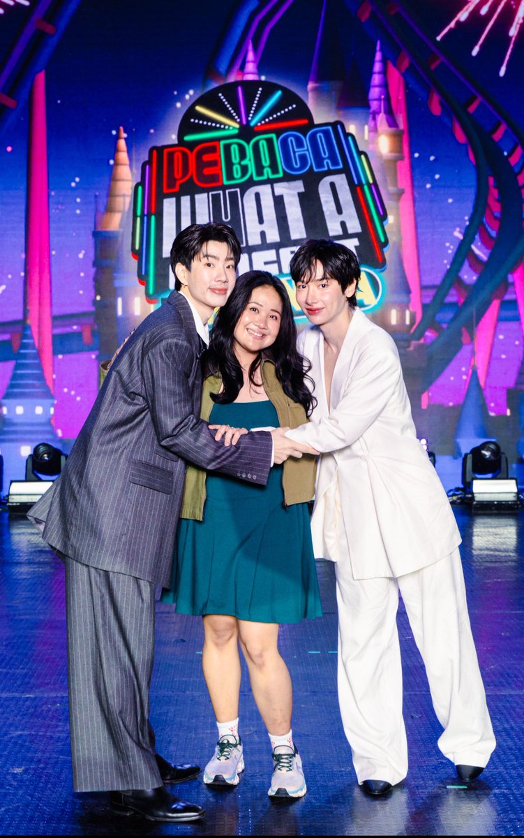 My beloved OffGun family 💚🥹

best Christmas gift ever, seeing you again and my favorite picture of us yet 🤩

You’ll always have my heart 🥰
See you next year, my loves 😍 
Maligayang Pasko! 🎄

#ออฟกัน #OffGun 
#PEBACAConcertinManila