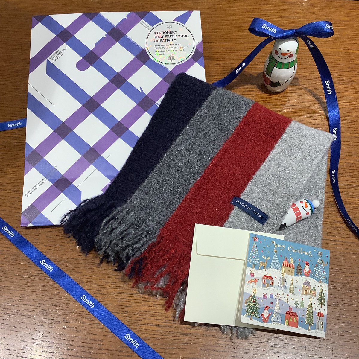 今年もウィンターギフトラッピングがスタートしました。
冬らしいチェックのパターンが目を引く、2025年のウィンターギフトラッピング。ボールペンやシャープペン、スケールなどの文房具が交差して織りなす遊び心あるデザインです。

※数量限定、税込2000円以上の商品が対象です。