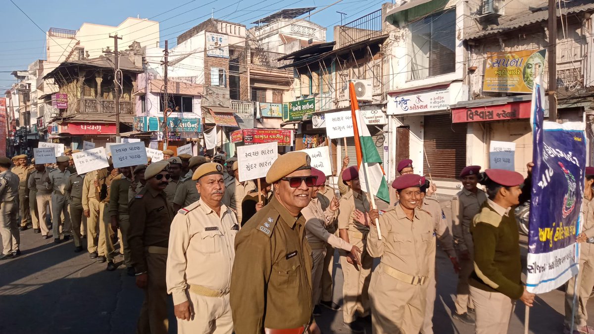 PatanDist8288's tweet photo. ૬ ઠ્ઠિ ડિસેમ્બર નાગરીક સરક્ષણ દિન અને હોમગાર્ડઝ સ્થાપનાદિન નિમિત્તે પાટણ જિલ્લા મા રેલી કાઢવામા આવી https://t.co/HdRmZJEiFR