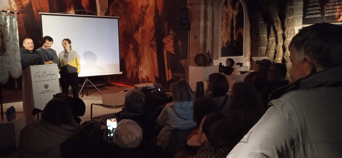 🔥🎞️🤍
Estreno ayer en el <a href="/museo_i/">Museo de LOS ESCOBAZOS -C.I. Jarandilla de la Vera</a>  del nuevo cortometraje dedicado a esta tradición única. Bajo la dirección de Arsene Chabrier e Isabel Moratinos, el corto ofrece una mirada artística de una de las celebraciones más singulares de Extremadura.

#LosEscobazos

<a href="/Turismo_DipCC/">Turismo Provincia Cáceres</a>