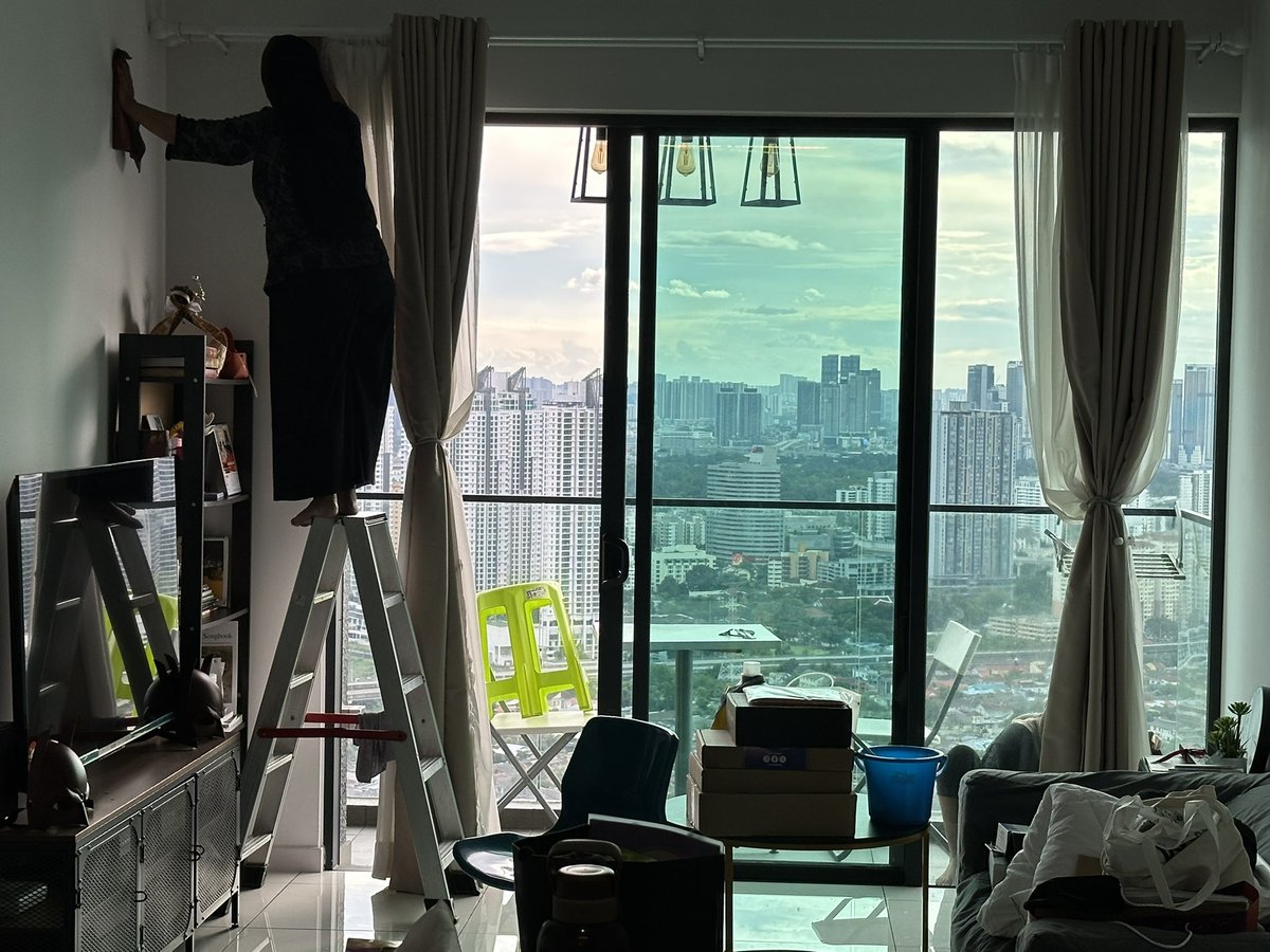 amyikram's tweet photo. Maid dtg kemas umah, awak! Awk stay sini hampir dua tahun ngn sy. Tp vakum umah pun awk x pernah buat. Apatah lg nk buang sampah. Semua awk berkira! Yg awk tau complaint pasal org lain. Tq akak akak ni dtg service rumah. Perfect dia clean! https://t.co/a70A6VocwW