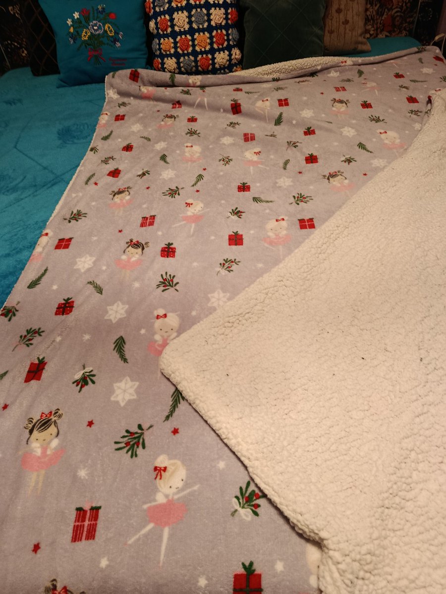any54's tweet image. Nekünk meg úgyis alig volt takarónk, hát gyorsan beszereztünk egyet. Igazából nem is takaró, hanem csak egy paplanhuzat, viszont nálunk mégsem az lesz a funkciója. Takaró lesz és kész.