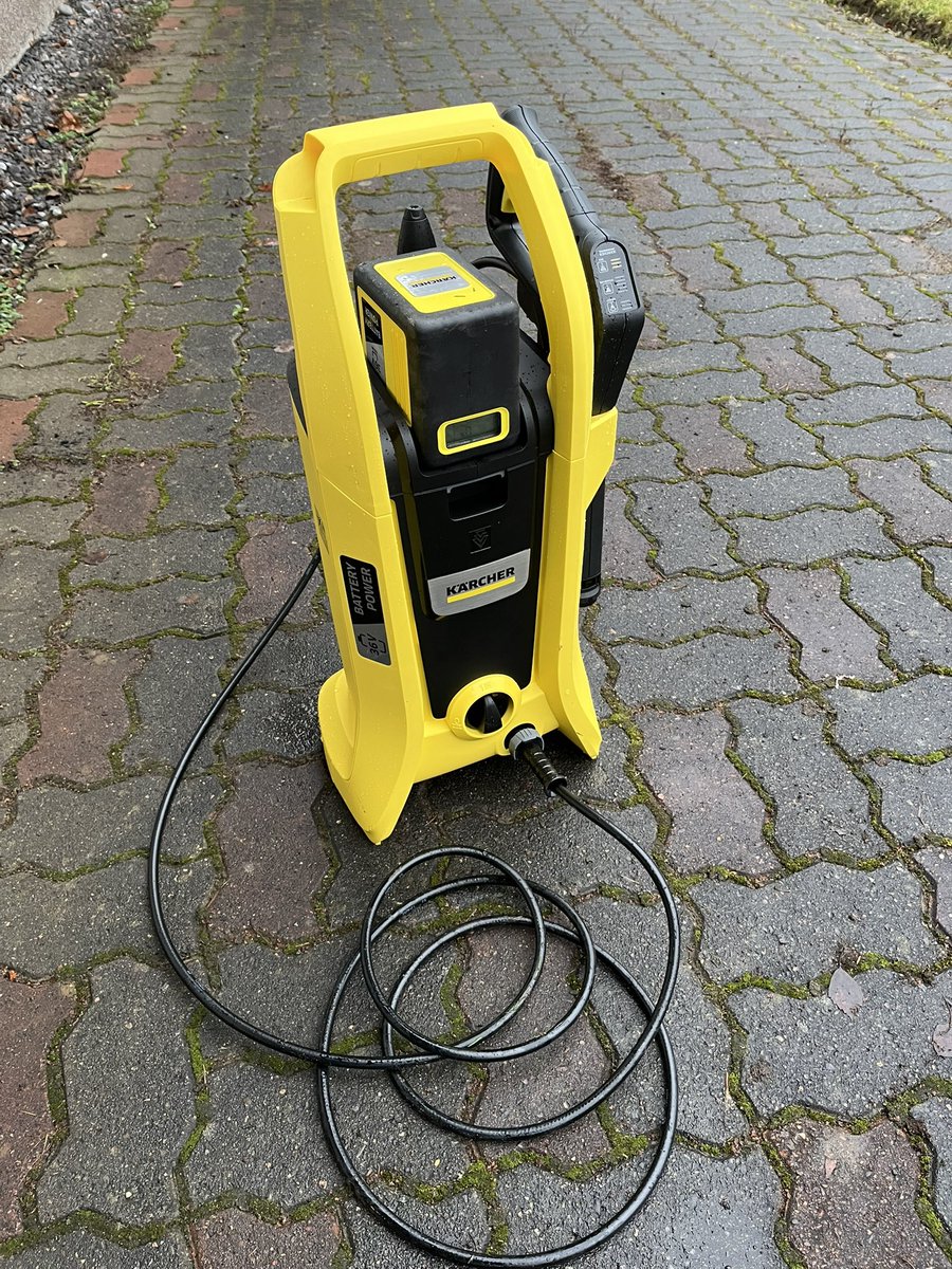 Kyllä kelpaa johtotähteä pestä saksalaisen insinöörityön hedelmällä ja ekologisesti akkutekniikalla ja mitä vielä kaikkea. Nyt ollaan nykyajassa. Mersu ei hyväksy kuin Kärcherin pesureita nykyään. 1000 baria lähtee tuosta koneesta ja litroja menee 5000. <a href="/Jussi_Andelin/">Jussi Andelin</a>