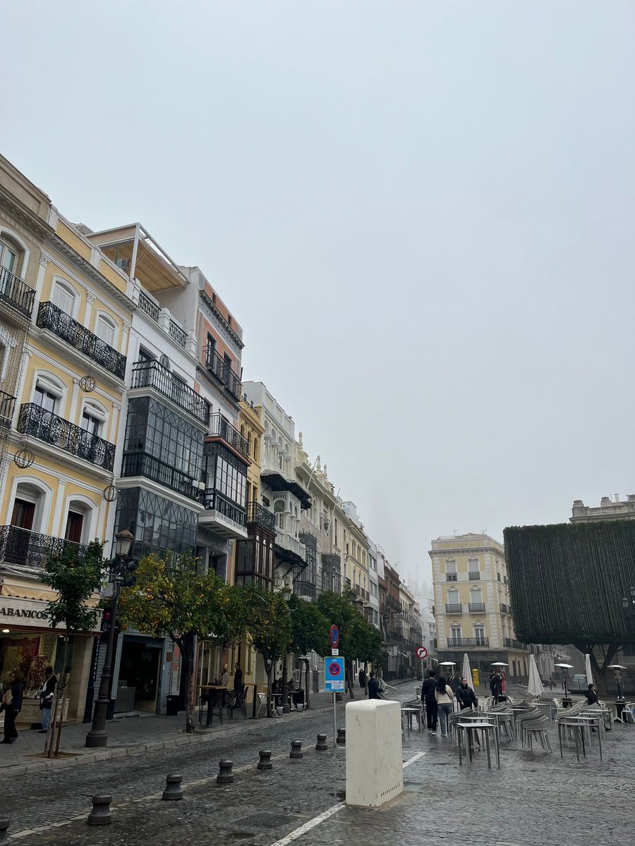 ¡Ostras qué impresión de niebla! Se han llevado la Giralda!!!
Fotaca que me manda <a href="/JCRPicchi/">Juan C. Ramos Picchi</a>