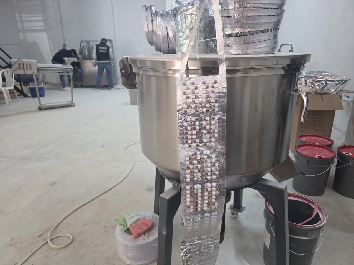 HatayAsiHaber's tweet image. Adana’da sahte uyuşturucu hap operasyonu!
262 bin 473 hap ve 833 kilo ham madde ele geçirildi.
8 gözaltıdan 6’sı tutuklandı.
🔗 Detay: asihaber.com.tr
#asi #asihaber #AdanaHaber #Narkotik #Operasyon