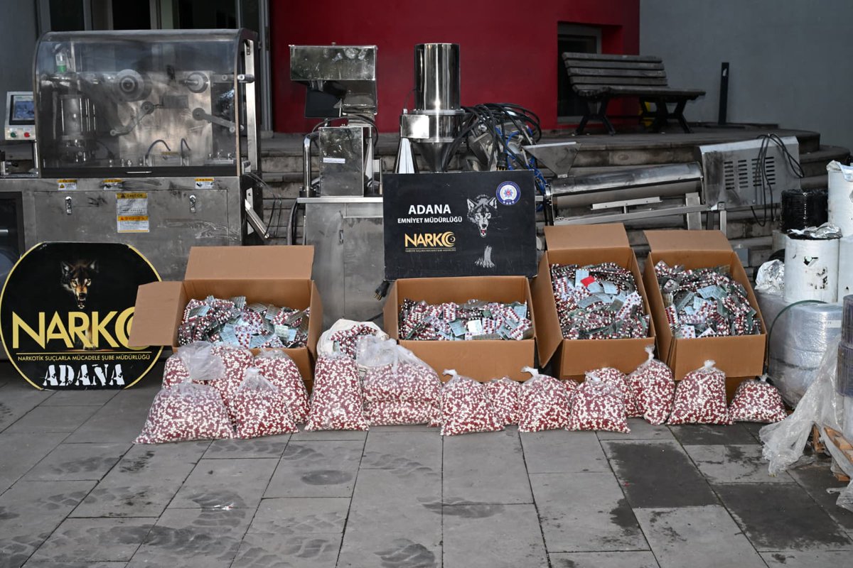 HatayAsiHaber's tweet image. Adana’da sahte uyuşturucu hap operasyonu!
262 bin 473 hap ve 833 kilo ham madde ele geçirildi.
8 gözaltıdan 6’sı tutuklandı.
🔗 Detay: asihaber.com.tr
#asi #asihaber #AdanaHaber #Narkotik #Operasyon