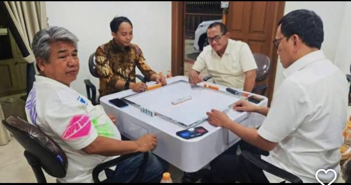 fuzzdeck's tweet photo. @susipudjiastuti Penjahat dan Pejabat sama2 duduk 1 meja.. itulah NKRI HARGA MATI https://t.co/FFba5vHT2T