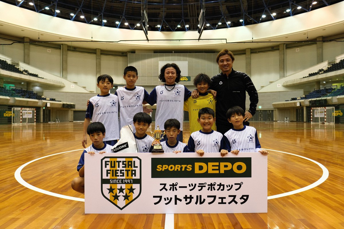 futsalfiesta97's tweet photo. スポーツデポカップ フットサルフェスタ全国大会U-12優勝はLABOL。ゲストの那須大亮さんとの1枚です。
全試合をYouTubeで配信中
https://t.co/wcZBiIzEA3
#スポーツデポカップフットサル2025 #スポーツデポカップ #LABOL https://t.co/4b53bDfFCm